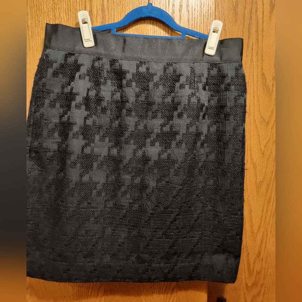 LOFT Black, Embroidered Houndstooth Skirt, Size 10 misses.